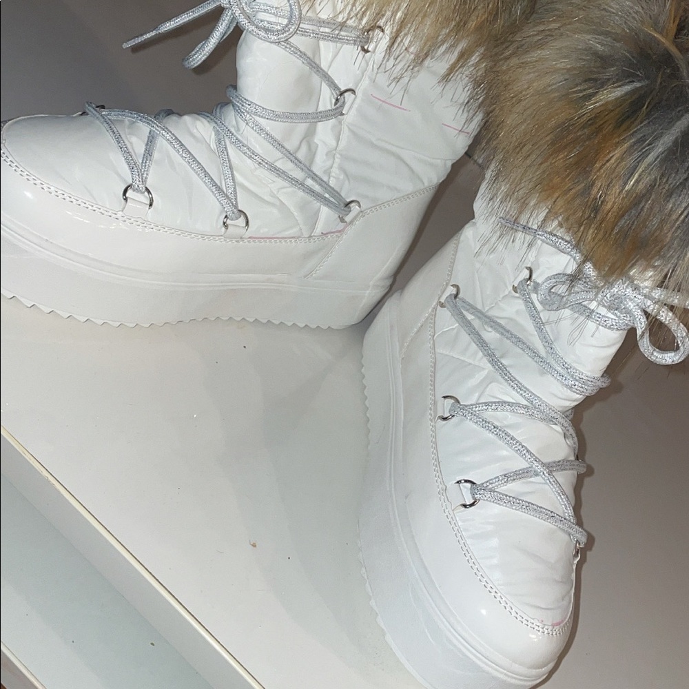 White fur moon boot